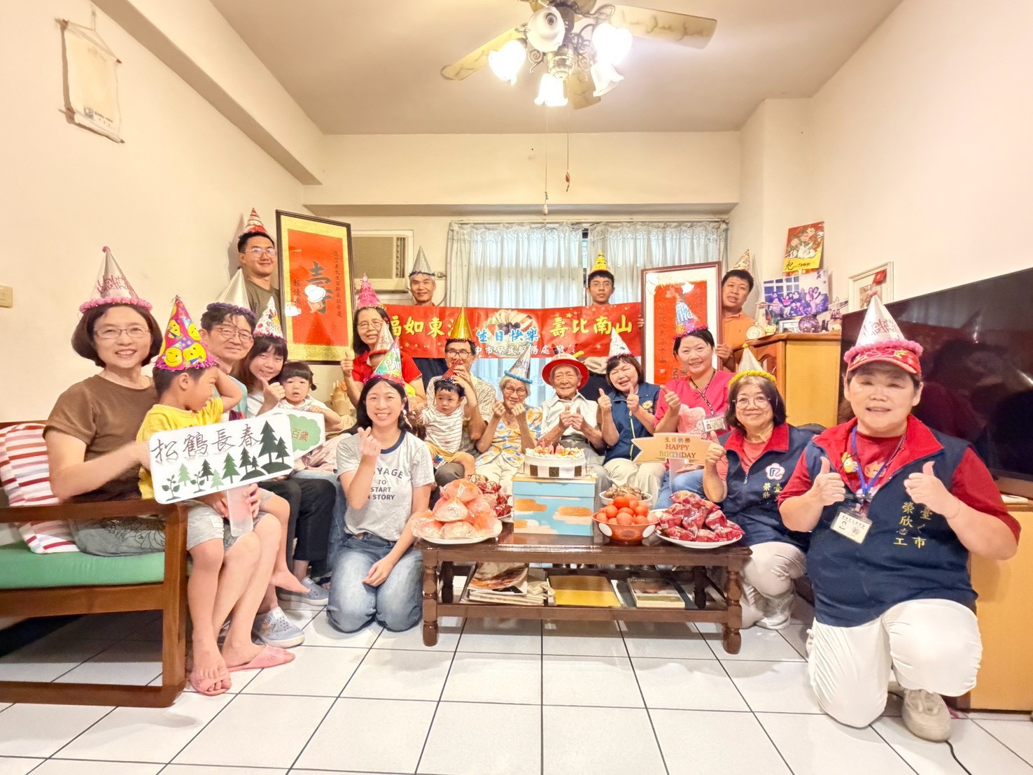 臺中市榮服處與華山基金會社工及戴儒灃爺爺家人齊聚祝壽