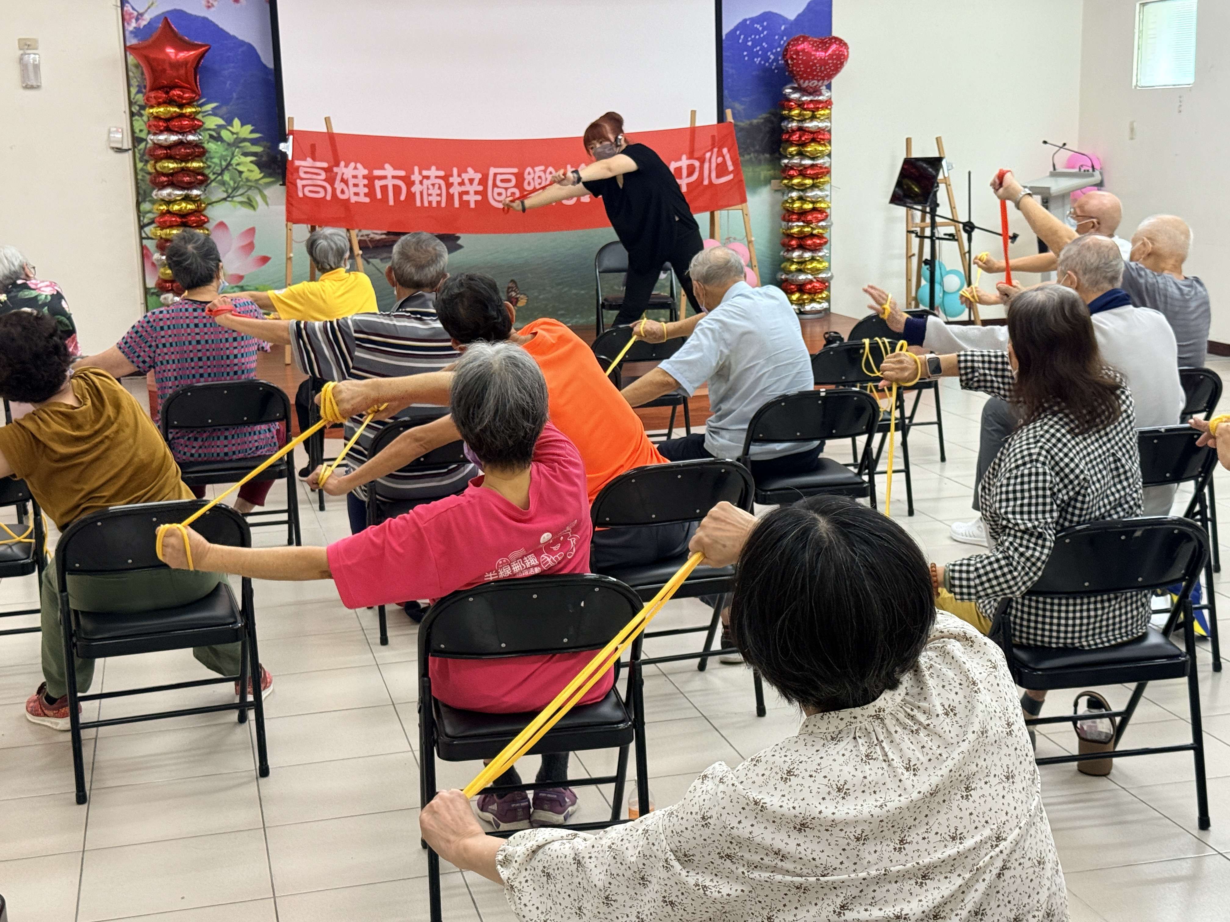百歲爺爺也來動！高雄榮家彈力帶樂齡課　長輩拉出健康活力