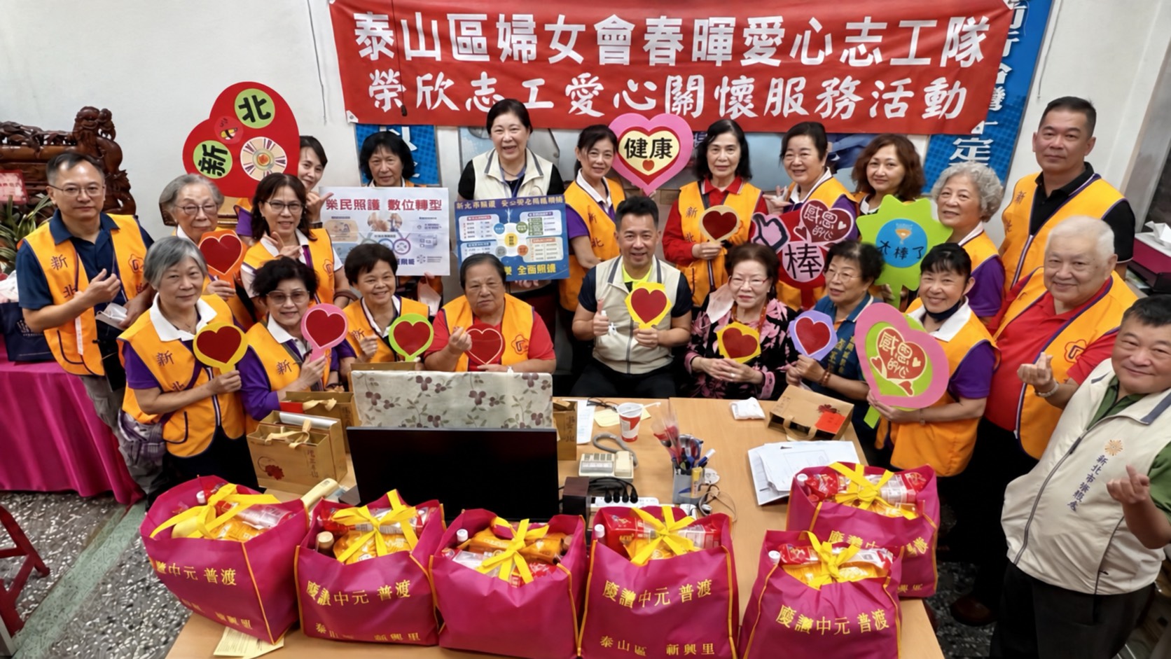 ▲處長陳立中(中)感謝榮欣志工及婦女會春暉愛心志工隊及曾獲輔導會「榮光三等獎章」的李子美女士(中右)及在地里長長期關懷榮民眷。/新北榮服處提供。
