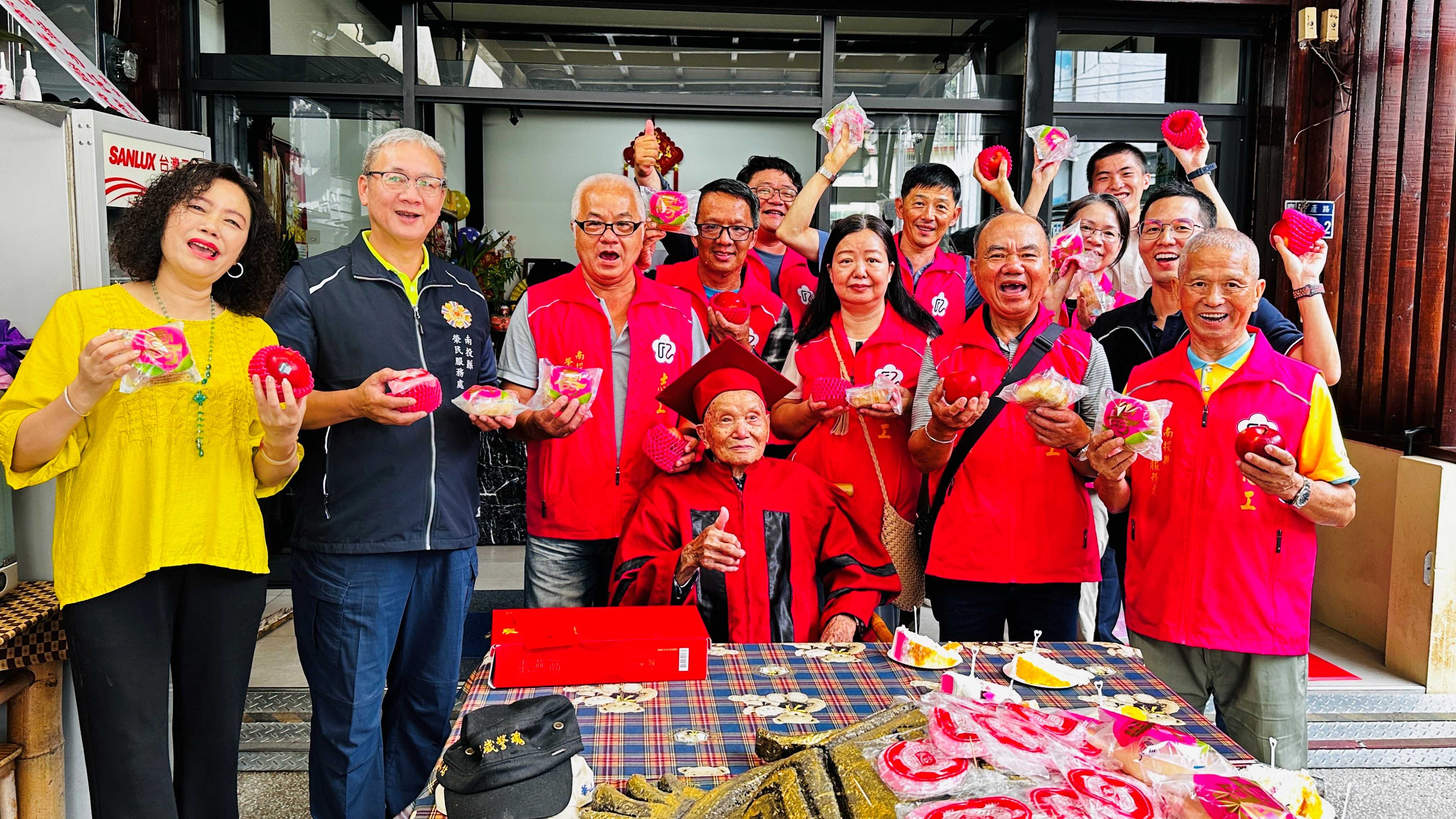 榮民人瑞黃爺爺歡度101歲嵩壽 南投縣榮民服務處溫馨祝賀