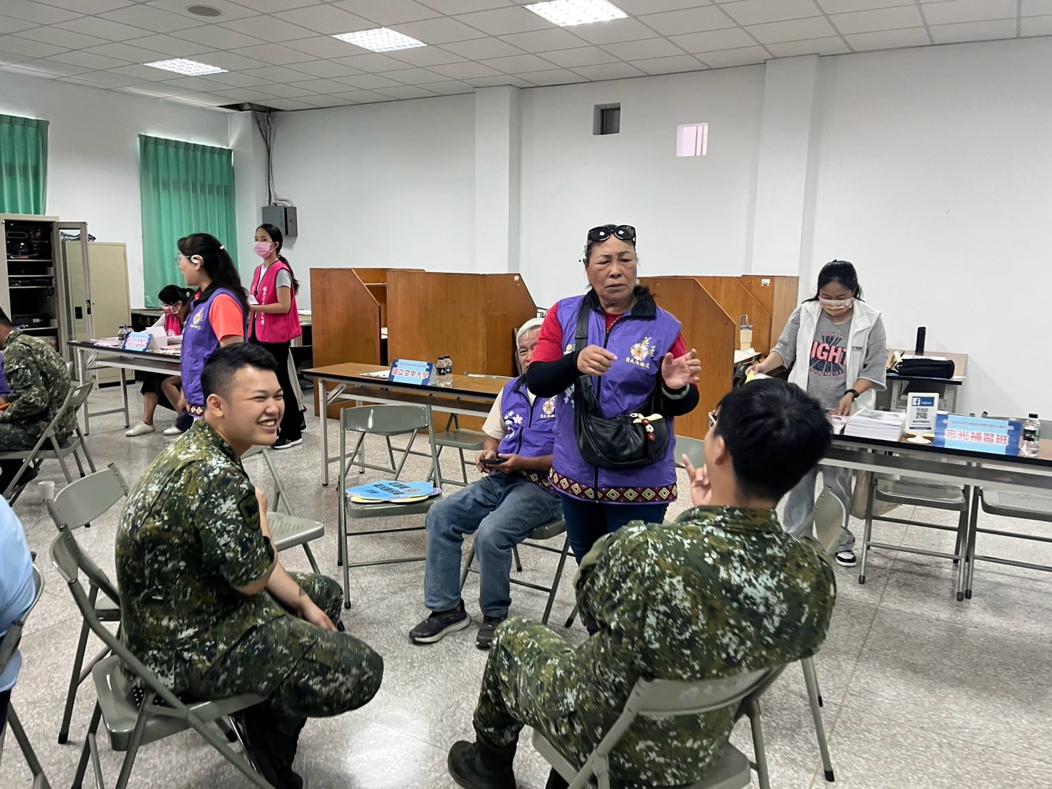 服務組長(中間)與屆退官兵互動熱絡