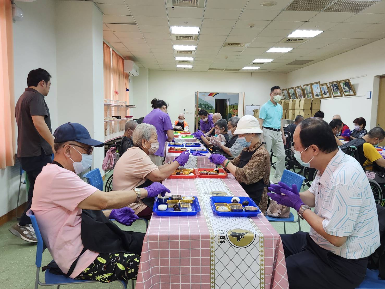 圖3長輩們一同努力動手做大福。