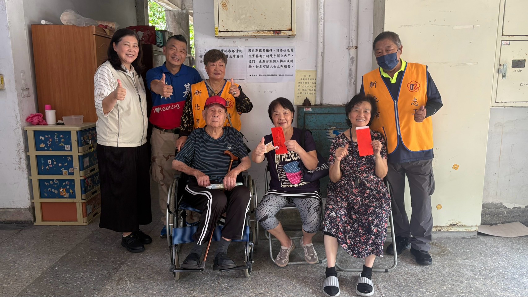 ▲總幹事吳曉慧(左一)及榮欣志工陪同士官團范盛為先生(左二)陪同關懷土城區居安一莊退舍榮民眷。/新北榮服處提供。