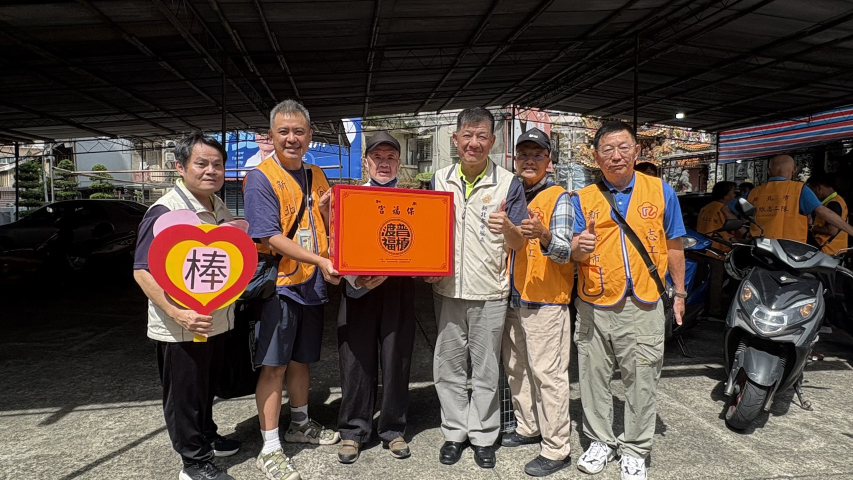 ▲副處長楊懷博(右三)在榮欣志工蘇朝雲(右二)、吳家驥(右一)、李志強(右二)及輔導員林錦昌(右一)陪同下轉贈愛心物資予榮民顧伯伯(右三),讓宮廟善心化為溫暖而實際的支持。/新北榮服處提供。