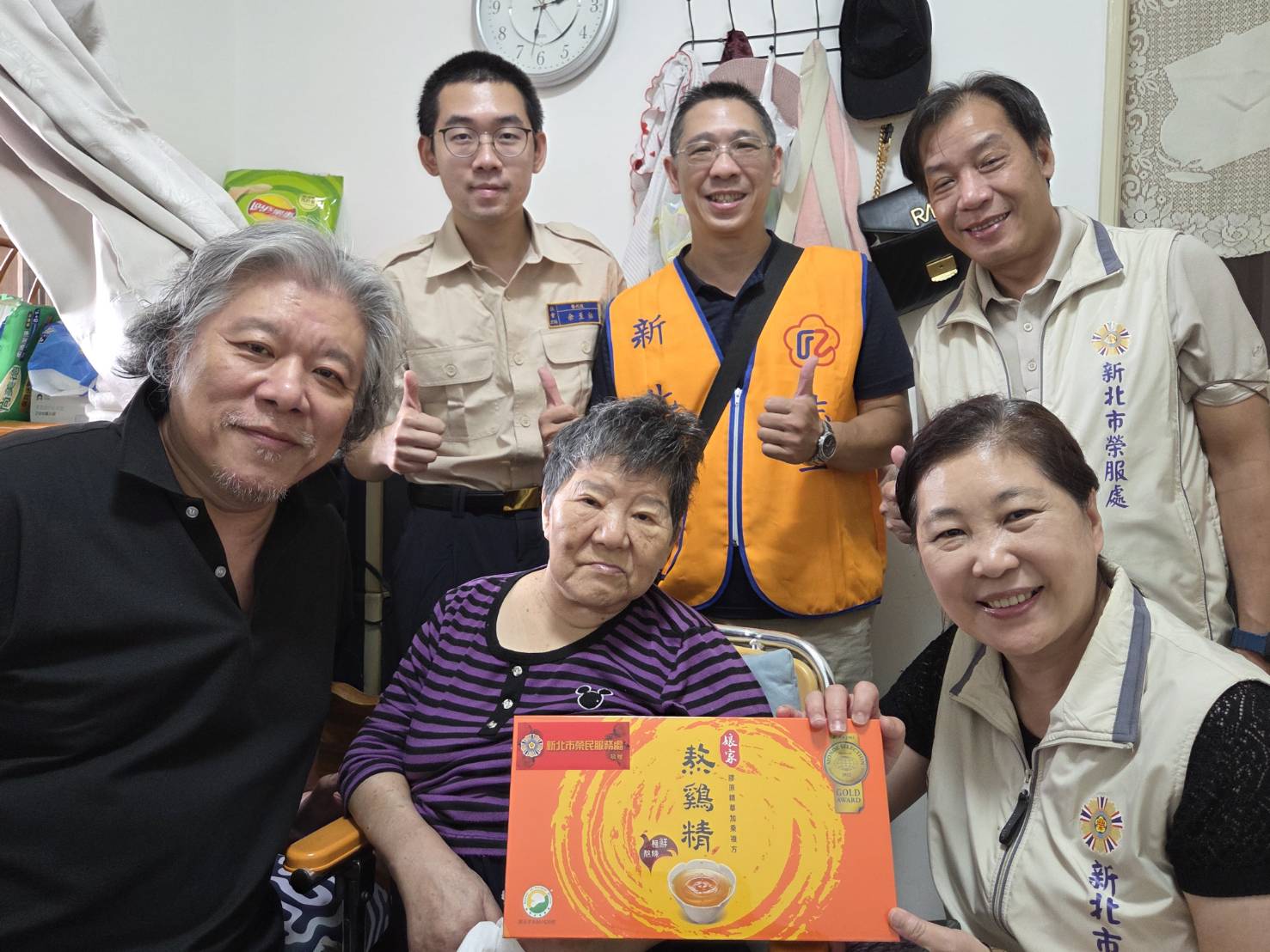 ▲新北市榮服處總幹事吳曉慧(右1)率組長及志工等一行人,向金徐奶奶致贈慰問品(左3)。/新北市榮服處提供。