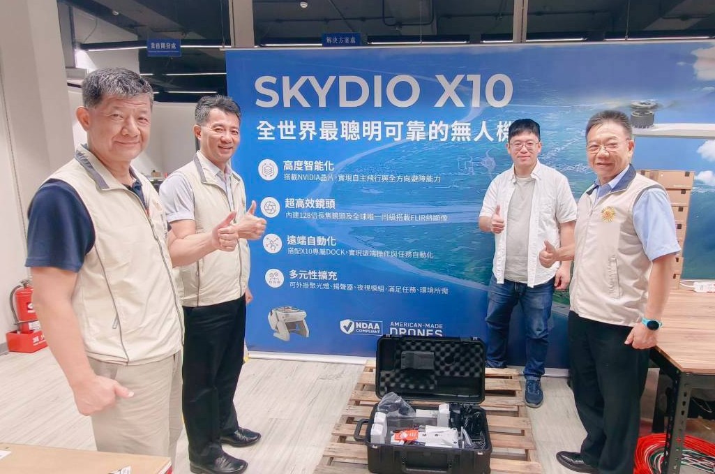 ▲輔導會就學就業處李建學專門委員(右1)及新北市榮服處陳立中處長(左2)參觀翔隆航太無人機設備展示,實地瞭解產品特色、產業發展及相關人才需求。/新北市榮服處提供