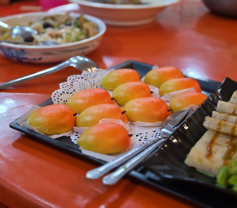 榮家大餐廳特製可愛的香芒小餐包,令大家驚豔。