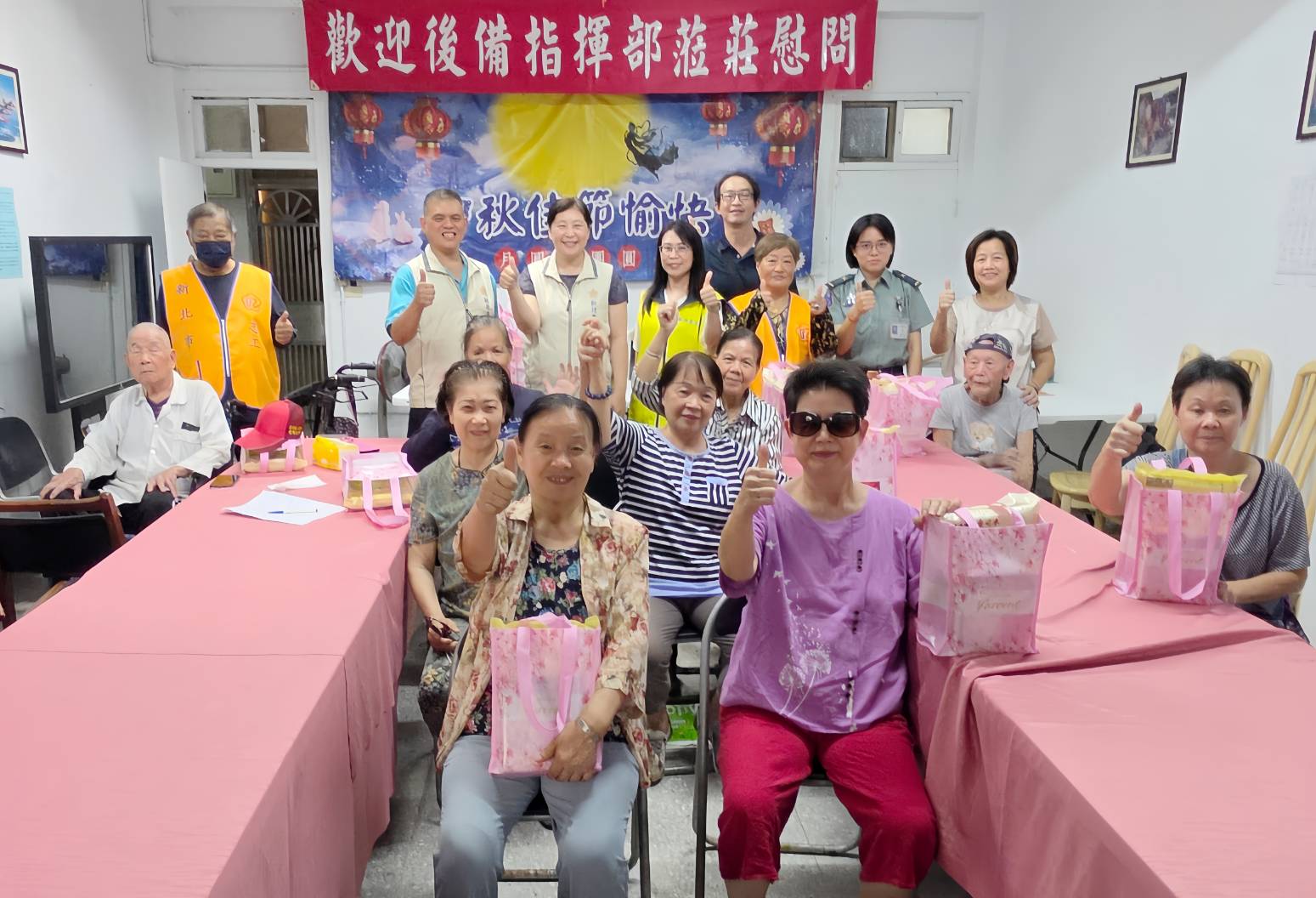 ▲新北市榮服處總幹事吳曉慧(後排左3)偕同新北市後備指揮部、板橋榮家、臺北榮家代表等一行人,於秋節前夕至土城區居安一莊退舍,共同訪慰年長榮民前輩。/新北榮服處提供。