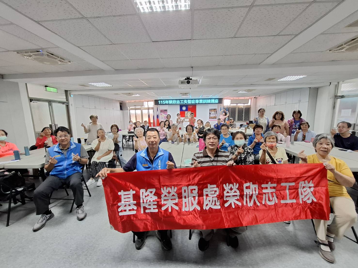 方正處長(前中左)攜手蘇豐傑醫師(前中右)與學員共同合影