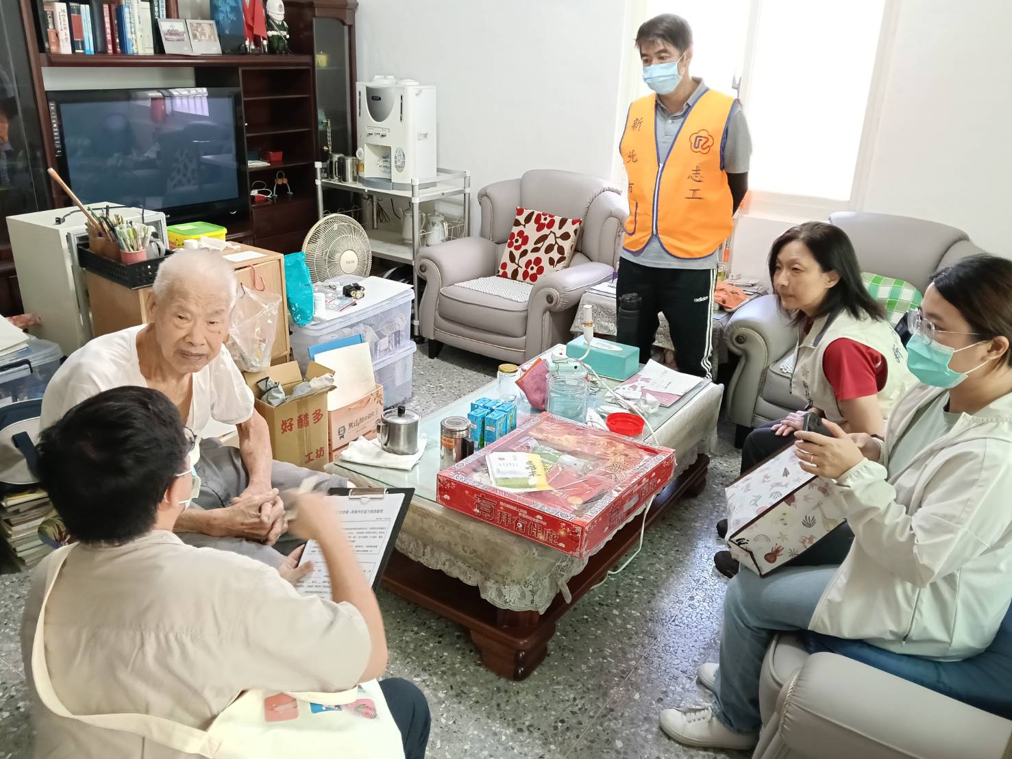 新北榮服處與北榮團隊居家訪視榮民長輩