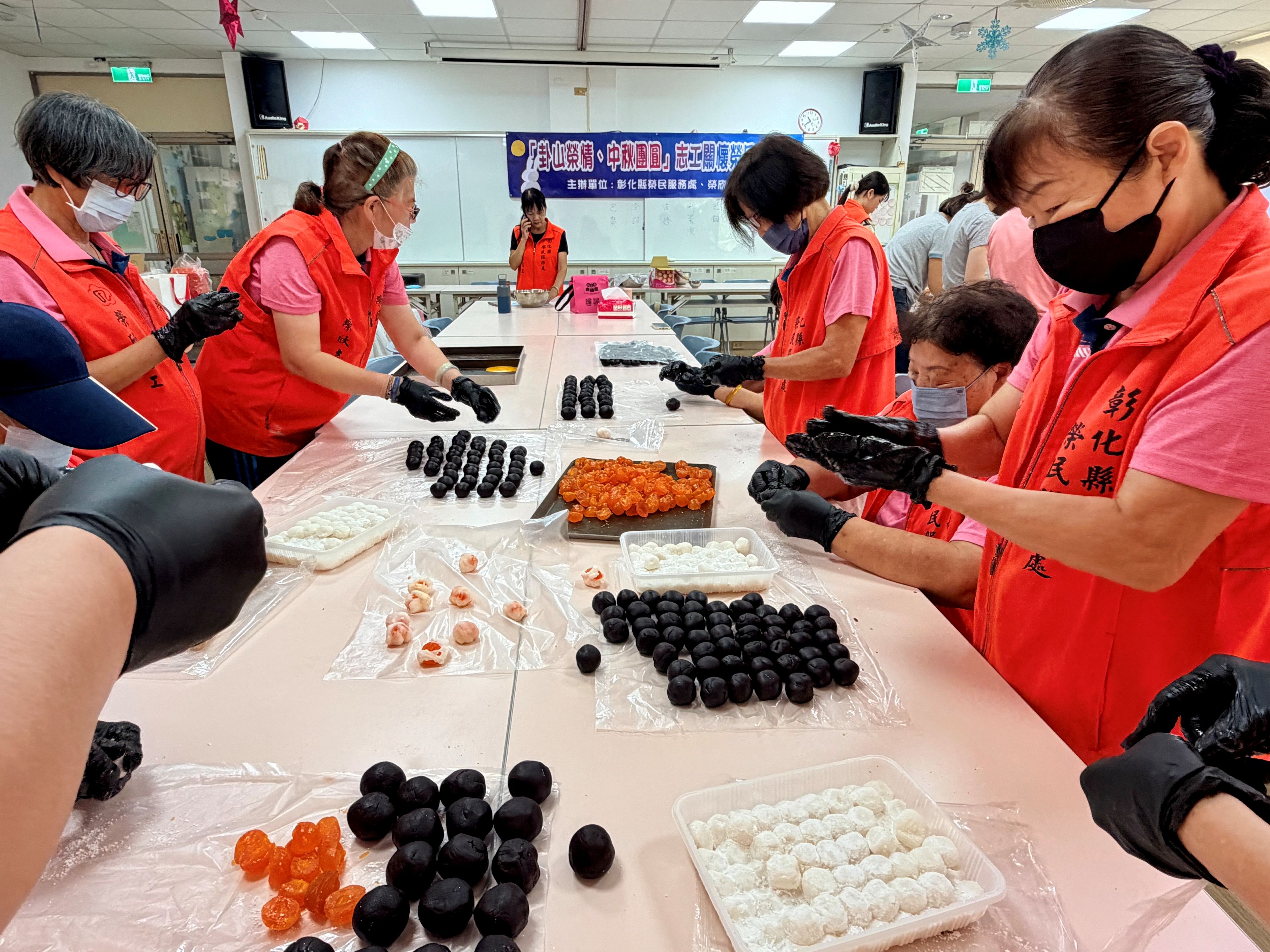 中秋飄香傳溫情 彰化榮欣志工手作月餅暖心關懷3-3