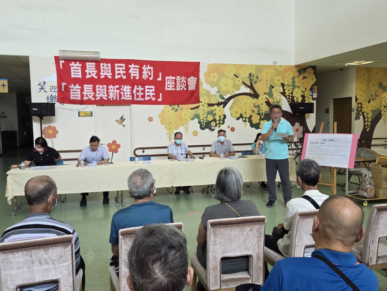 圖1李力屏輔導員 (圖右立)為住民長輩做法治教育宣導。