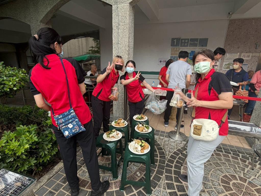 職員工與住民同歡