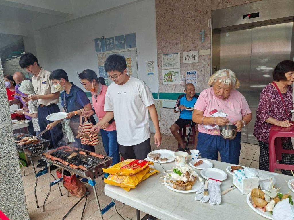 職員工協助住民烤肉