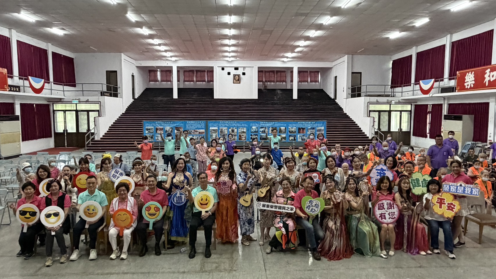 圖5.家主任李秦強(第一排左7)與表演團體、住民長輩一 起大合影。