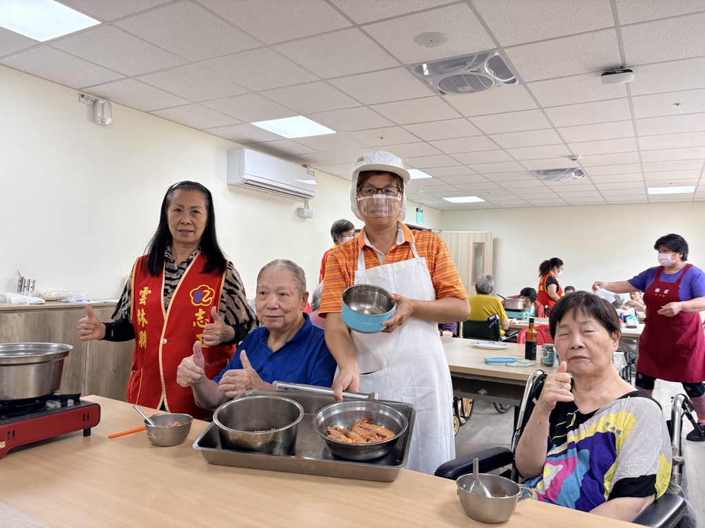 住民開心與老師合影