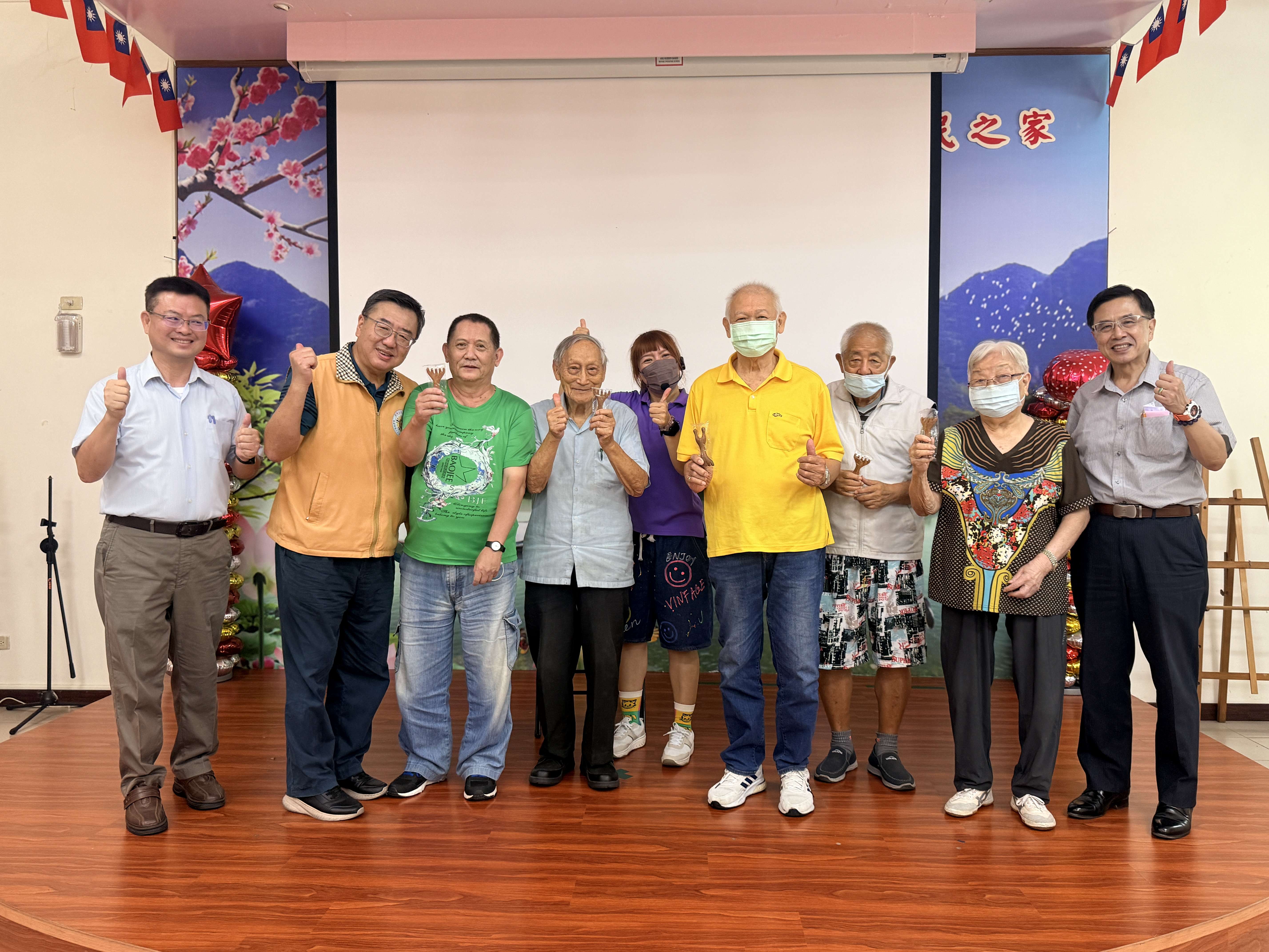 高雄榮家老寶貝牽小寶貝　一起動出活力、祝福中華民國