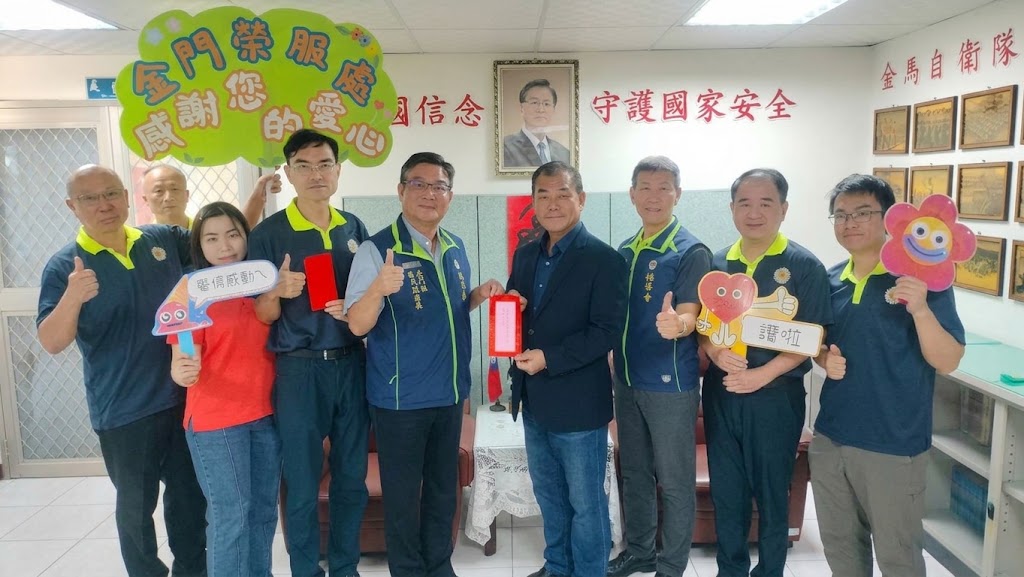圖三許績陵董事長(右4)、劉信義處長(左4)及本處同仁表達感謝之意