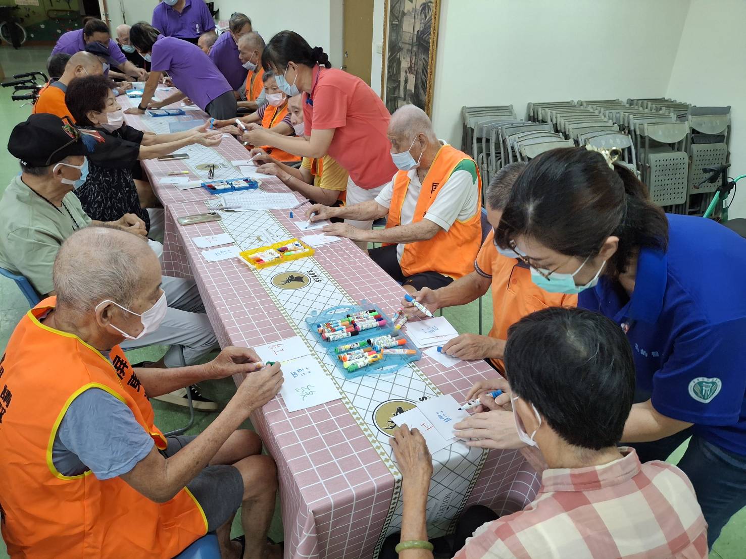 圖四:住民長輩動手繪畫