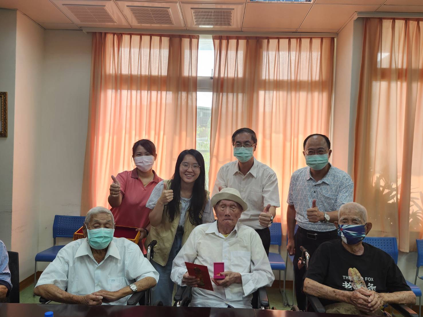 圖3:屏東縣政府社工致贈百歲人瑞敬老金,屏東榮家主任李秦強(後右2)陪同並合影留念