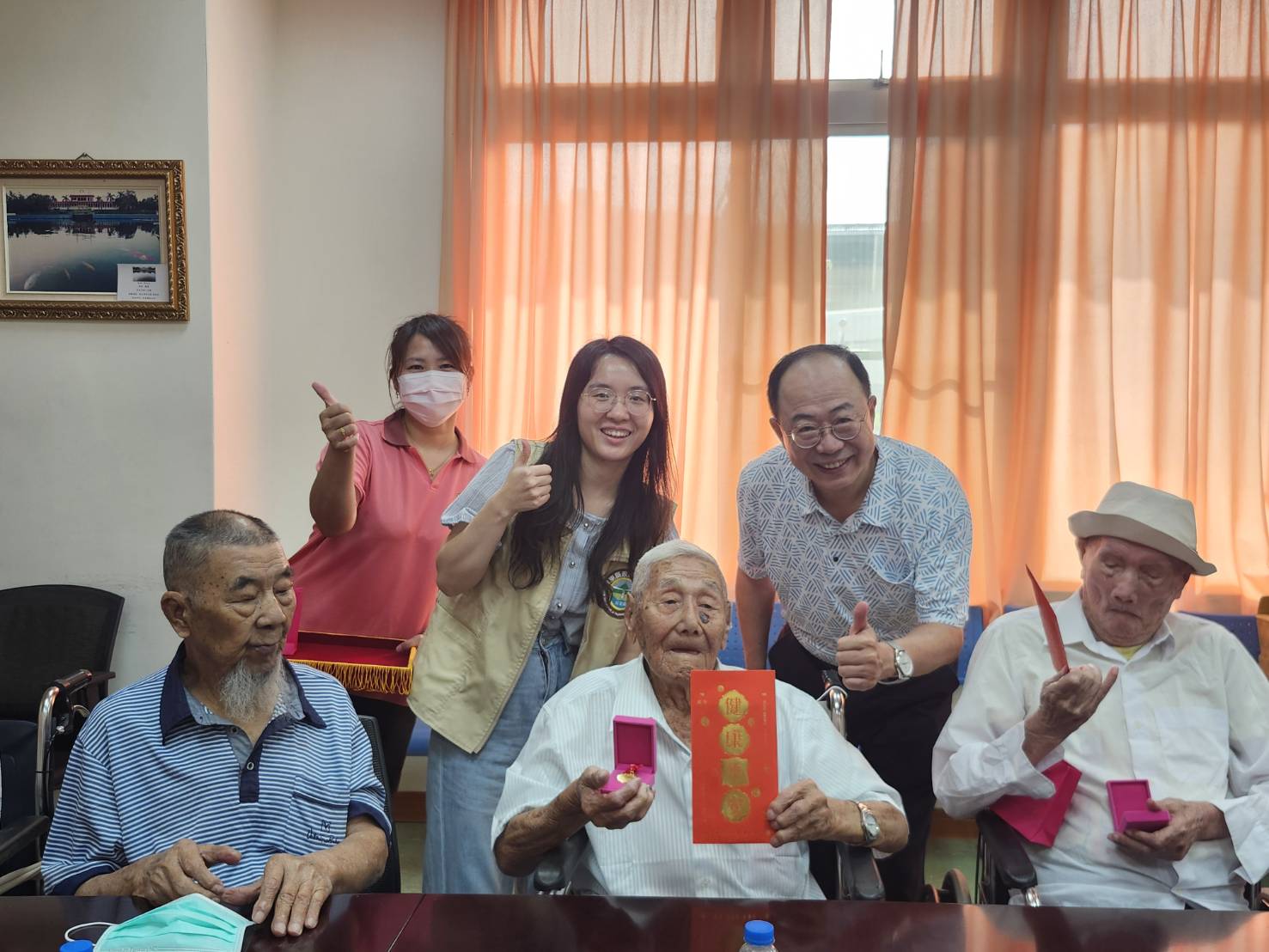 圖4:屏東縣政府社工致贈百歲人瑞敬老金,屏東榮家副主任王國能(右2)陪同並合影留念