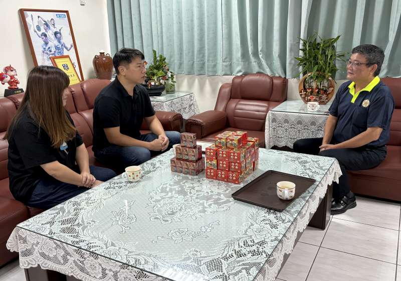 圖一劉信義處長(右)感謝王中賢伉儷捐贈物資關懷榮民眷
