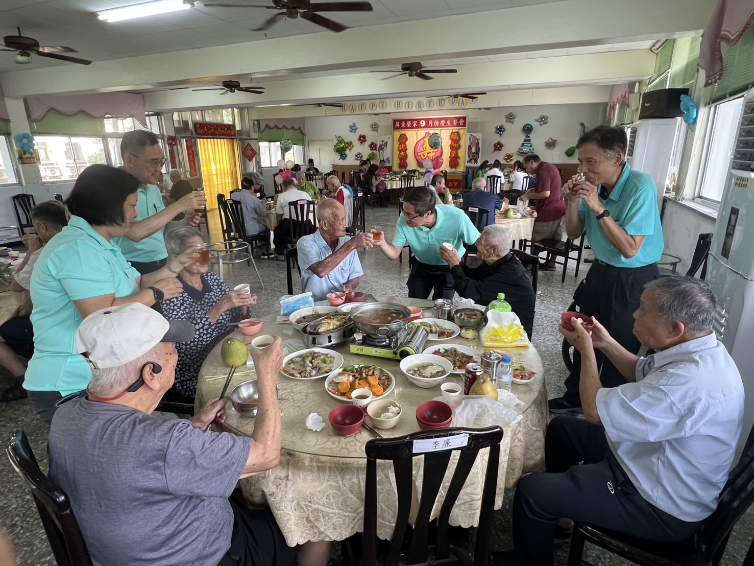 圖2家主任(右2)與同仁向長輩祝賀中秋佳節快樂。