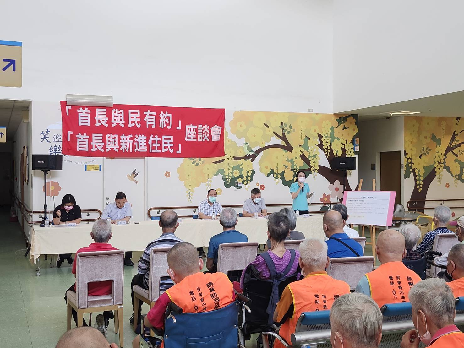 圖2營養師(圖右立) 為住民長輩做認識六大類食物及飲食指南衛教宣導
