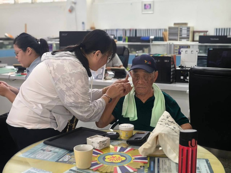 臺東地區115年10月份助聽器巡檢服務聽力師指導榮民配戴助聽器並實施衛教