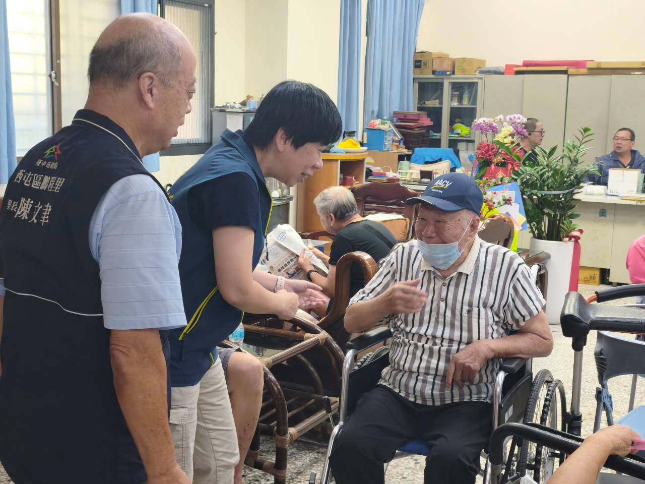 王處長與現場榮民眷長輩親切互動