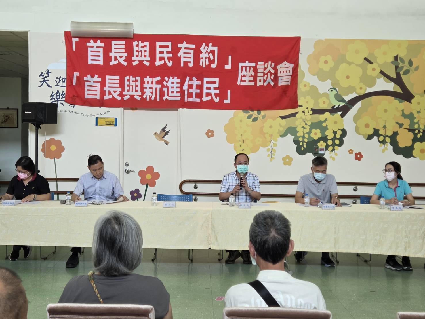 圖4副主任王國能(圖中)為長輩們解答所反映問題
