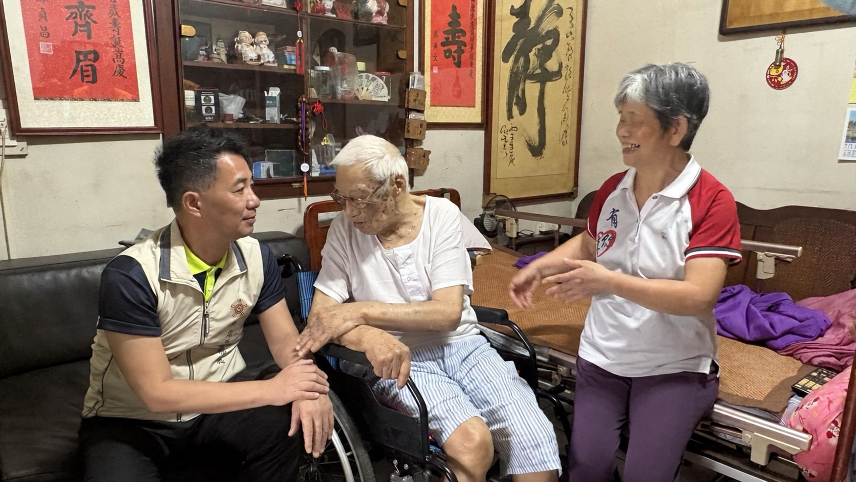 ▲處長陳立中(左)傾聽榮民楊爺爺分享往昔從軍歲月及長壽秘訣,互動溫馨。/新北榮服處提供。