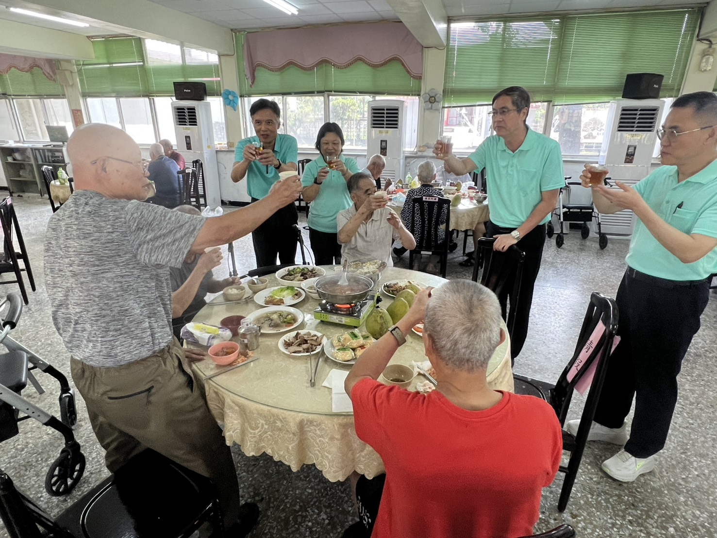 圖1:家主任(右2)與同仁向長輩祝賀中秋佳節快樂。
