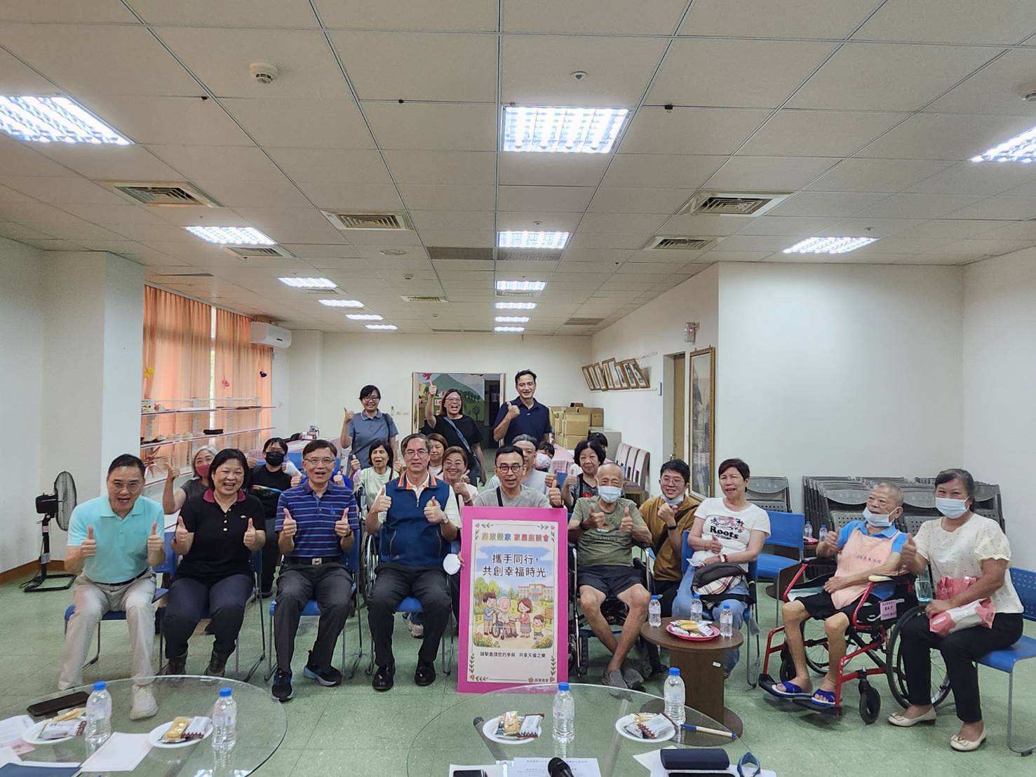 圖4 家主任、工作人員與長輩及家屬合影
