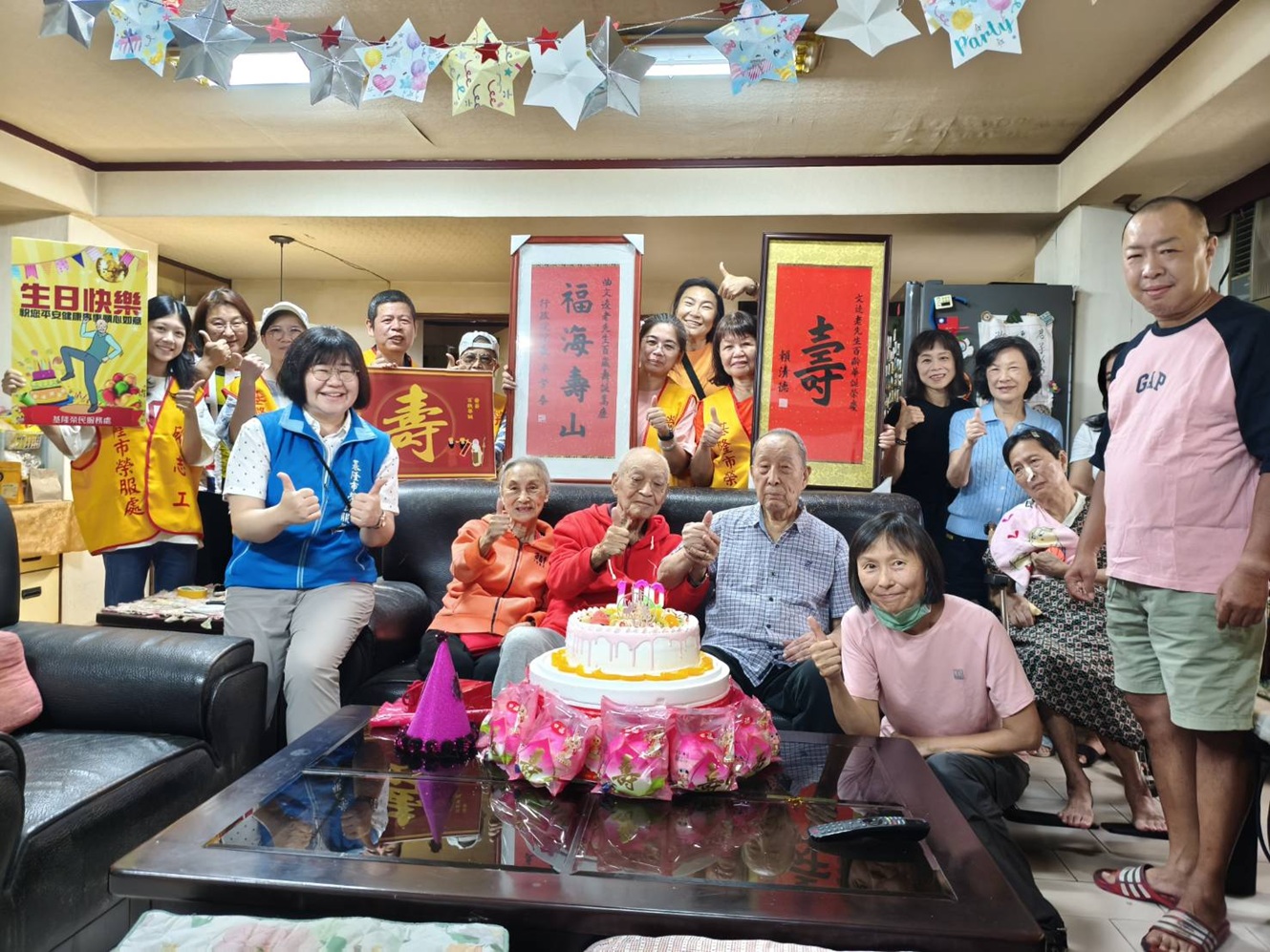 周伊羚總幹事率同仁及榮欣志工共同為曲文逵爺爺祝賀百歲嵩壽