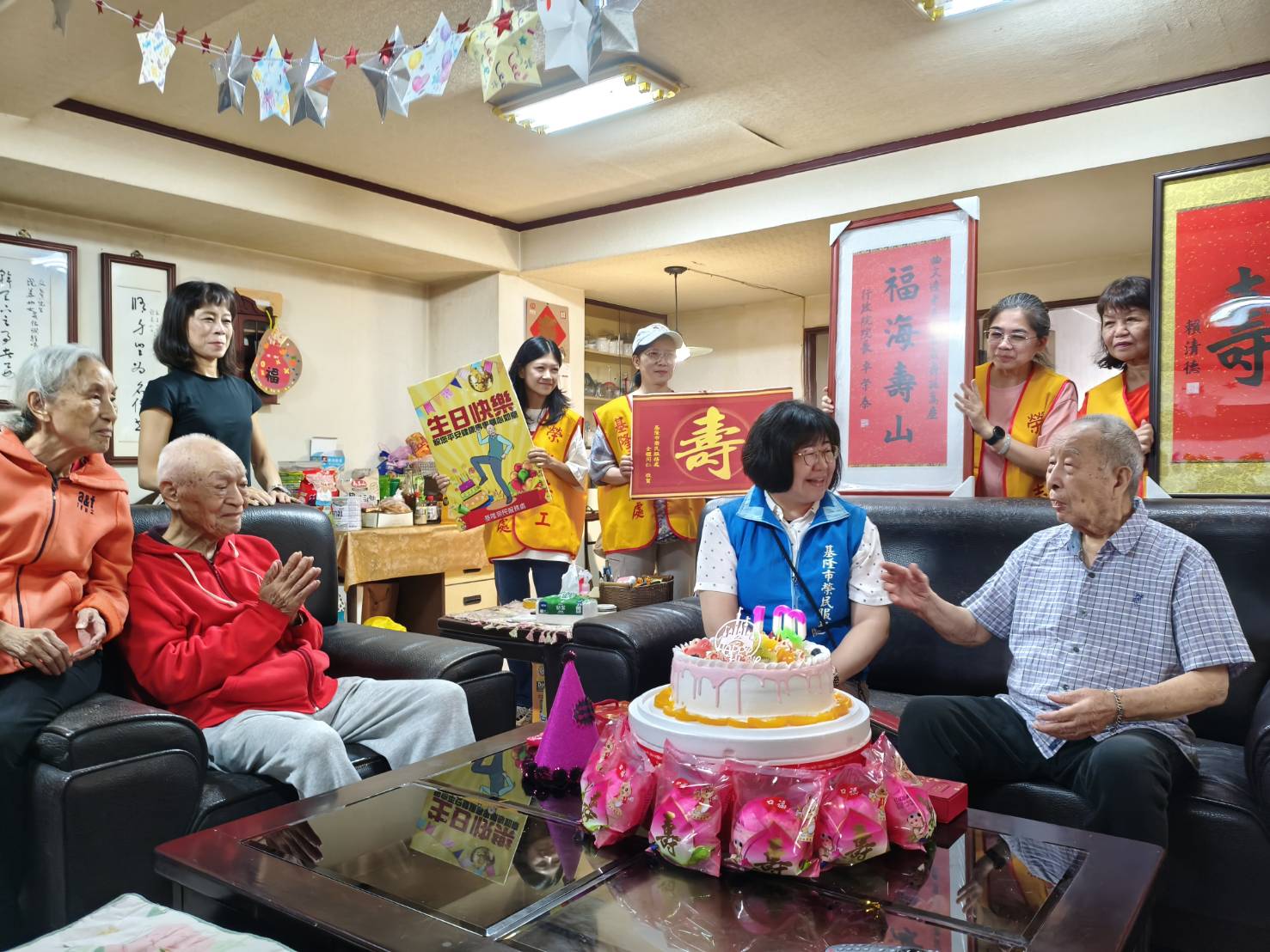 基隆市榮服處周伊羚總幹事(中)與曲文逵爺爺(右)及友人薛志功先生(左)話家常