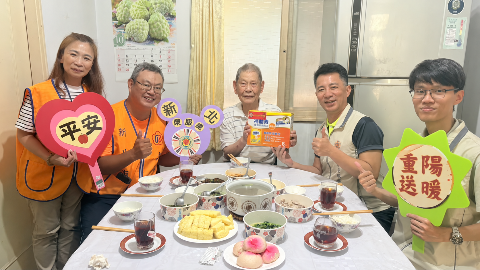 ▲新北市榮民服務處處長陳立中(右二)陪伴98歲榮民周伯伯溫馨共餐祝福重陽安康。/新北市榮服處提供。