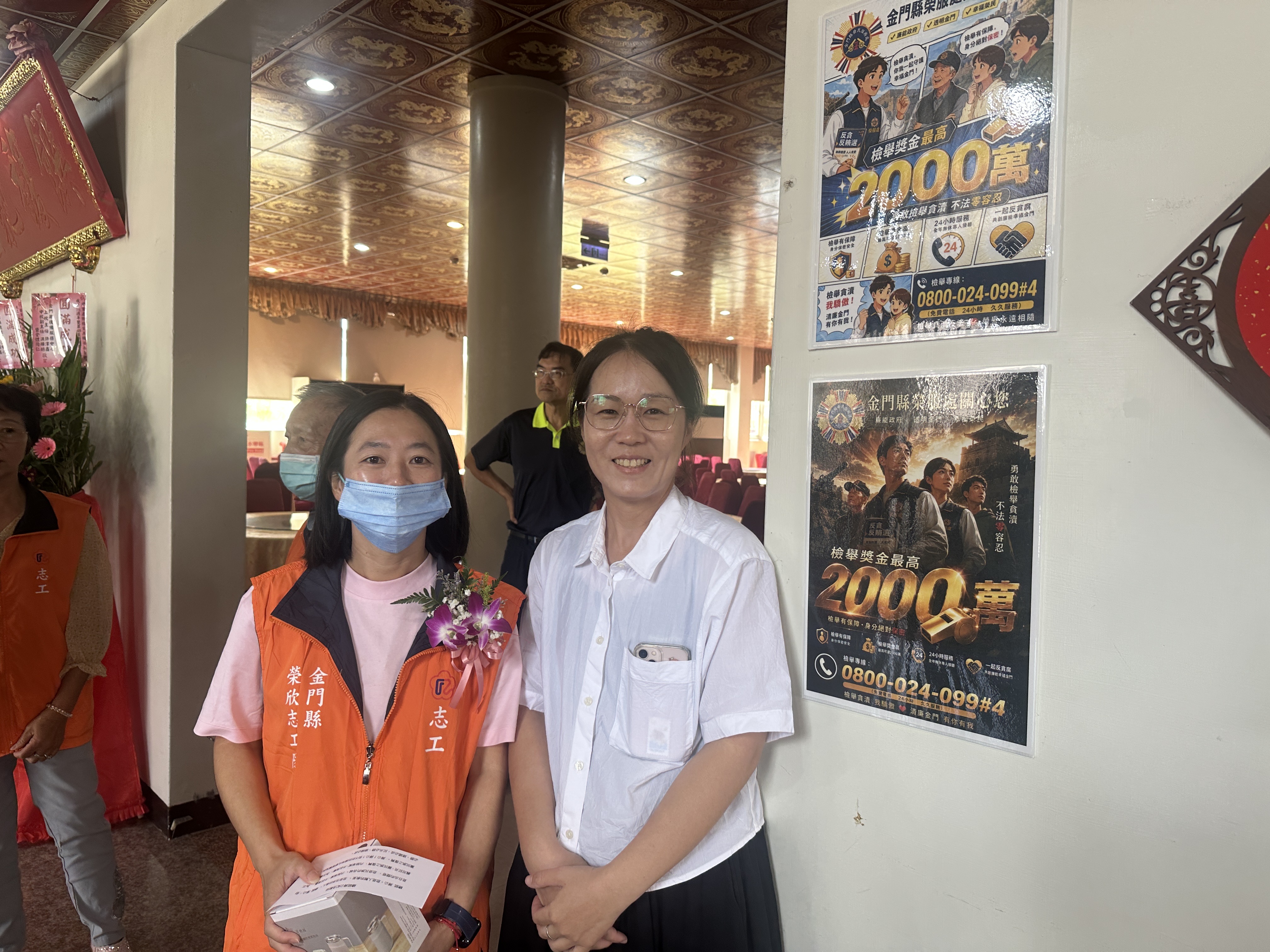 圖八本處榮欣志工向參加活動榮民眷宣導行政中立與反賄選