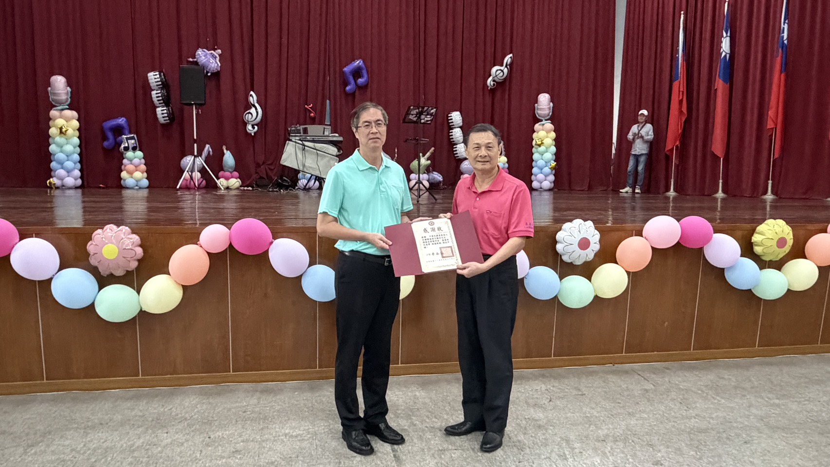 圖2.家主任(左)致贈真善美人本關懷協會呂錫