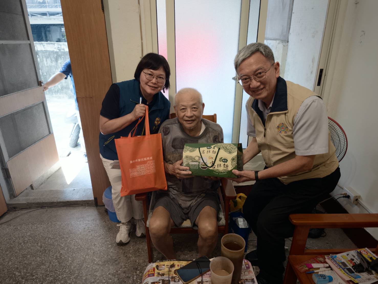 輔導會服照處鄭副處長(右1)與臺中市榮服處謝副處長(左1)實地訪視榮民