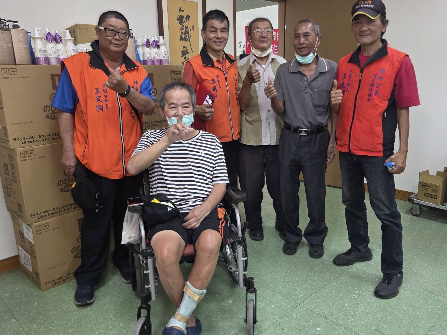 圖4:陸海空軍相互關懷協會理事長(左2)、隨行人員與榮家同袍合影