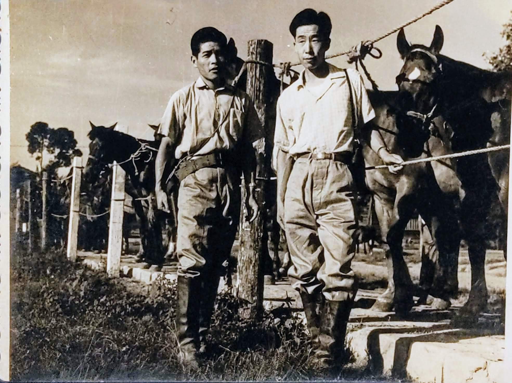 曲文逵先生(右)年輕從軍照
