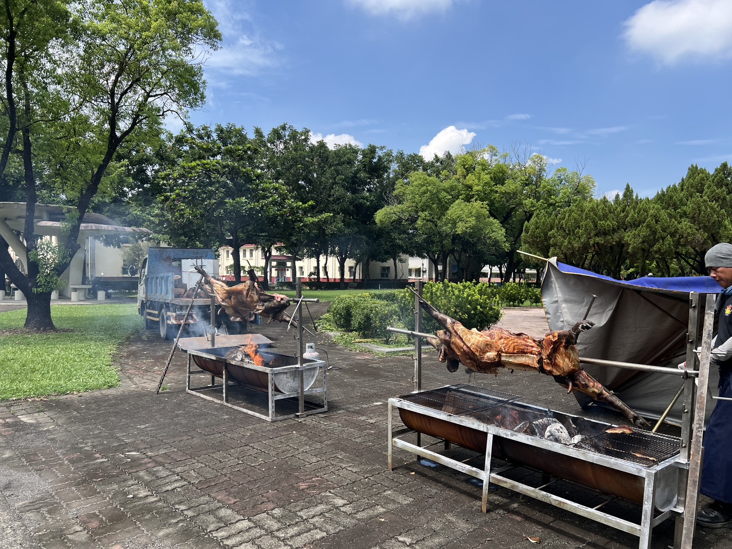 圖4:原住民傳統炭火現烤大豬。