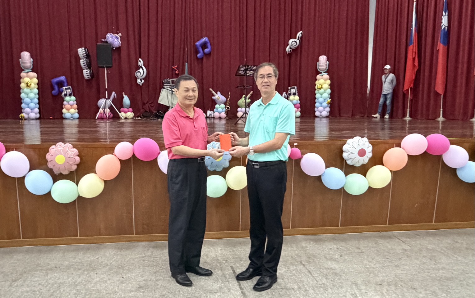 圖1.真善美人本關懷協會呂錫宏理事長(左)致贈慰問金,由家主任李秦強(右)代表接受。