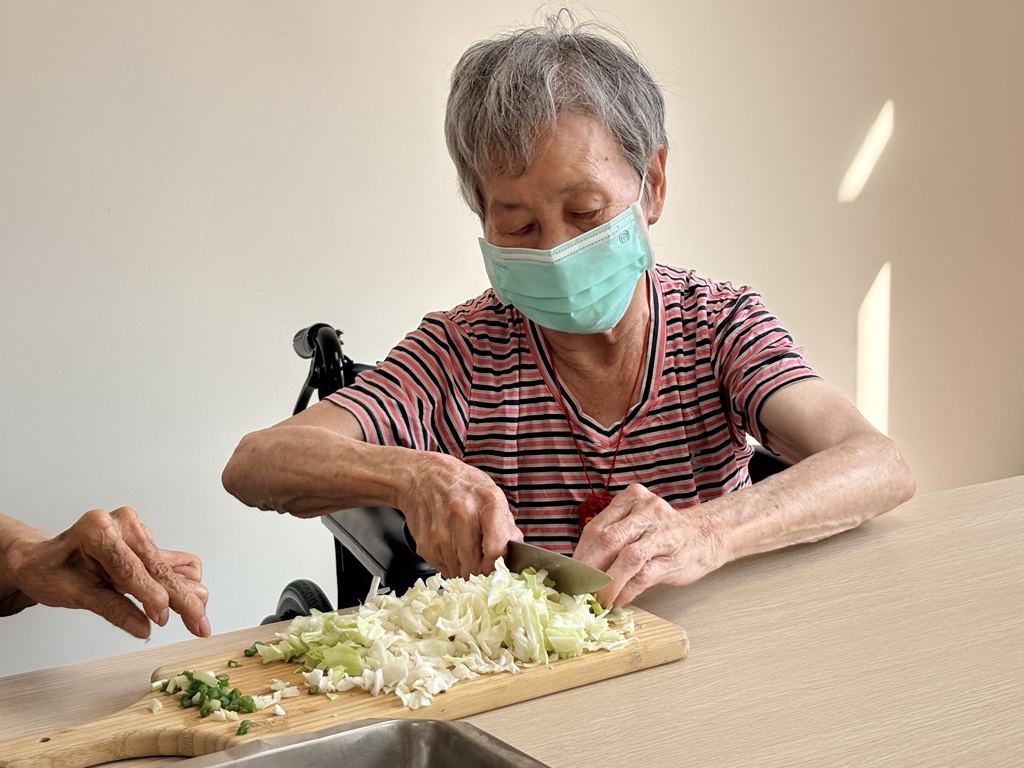 奶奶動手親自切菜準備材料