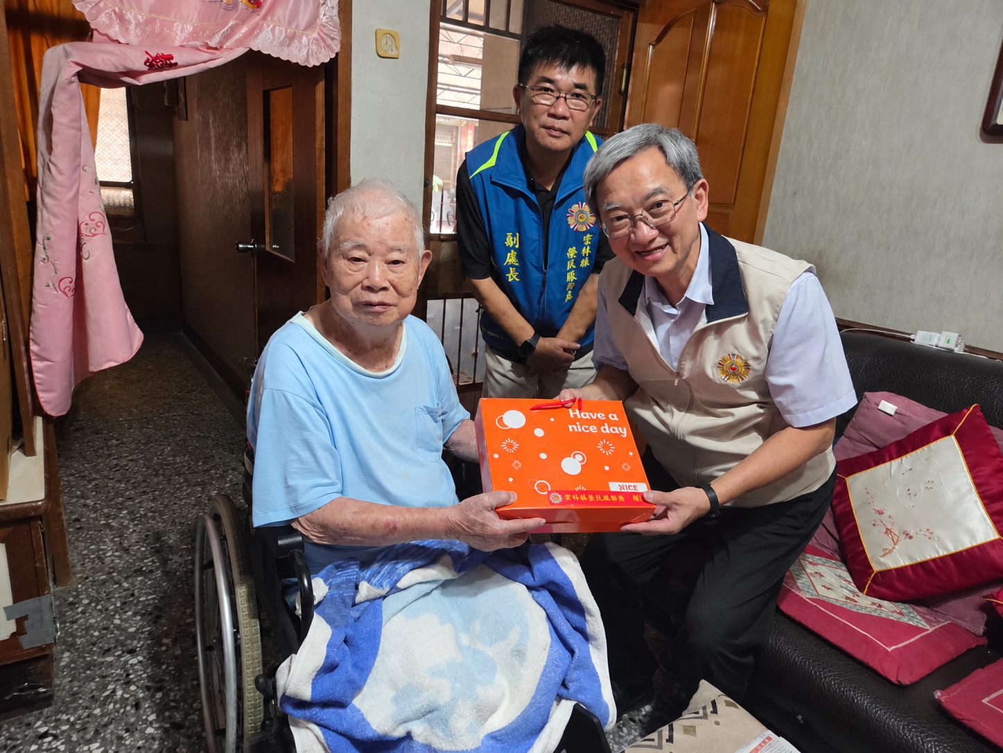 輔導會服務照顧處鄭陽光副處長(右)關懷訪視榮民,並致贈慰問品表達關懷