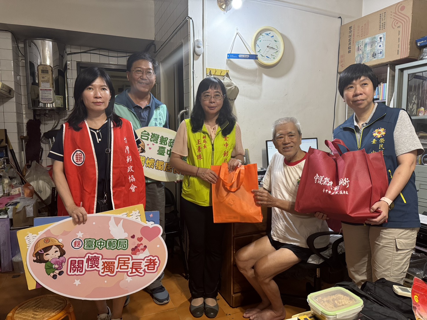 臺中市榮服處王怡文處長會同臺中郵局王素珠副局長關懷榮民長者-1