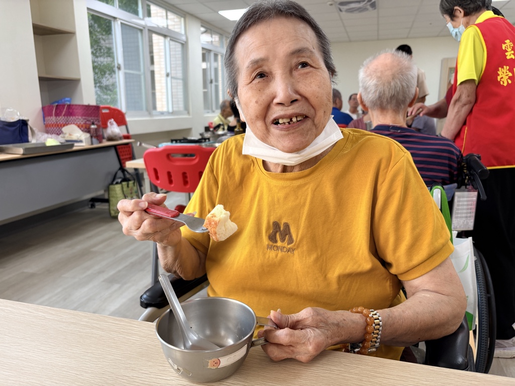 奶奶開心享用重陽節蛋糕