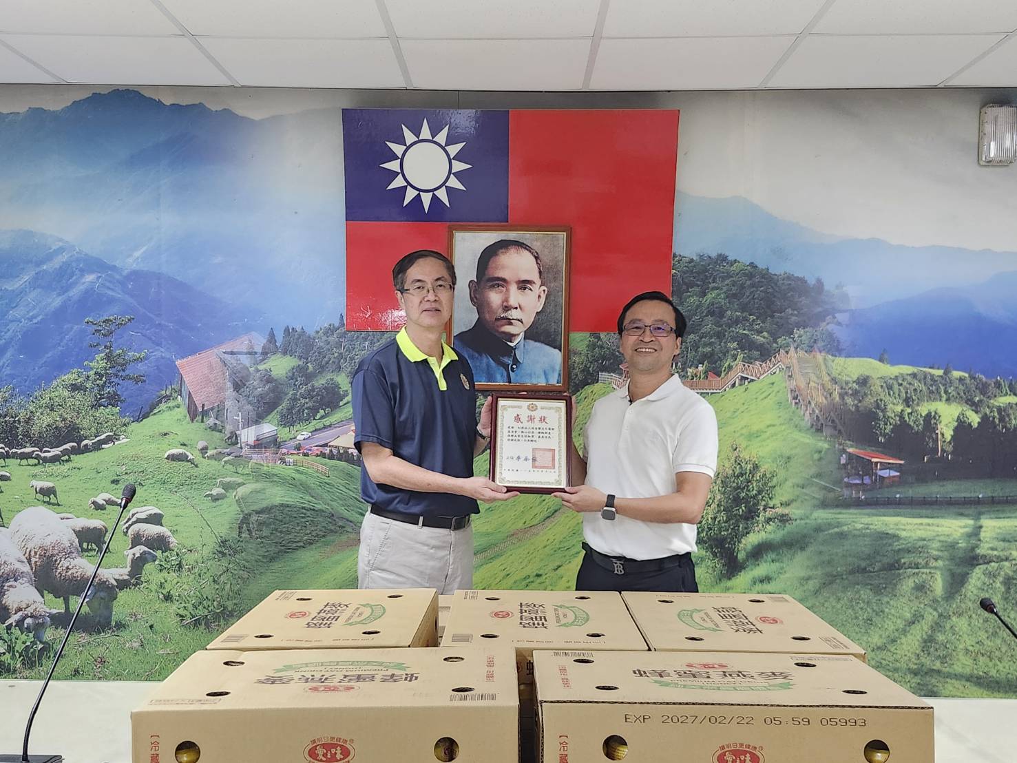 圖3:家主任李秦強(左)與住民共同向張金鑾文化藝術基金會張柏元(右)董事長表達感謝