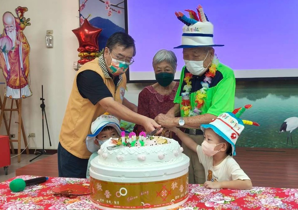 高雄榮家9月慶生茶會 溫馨慶生 老少共融齊同樂